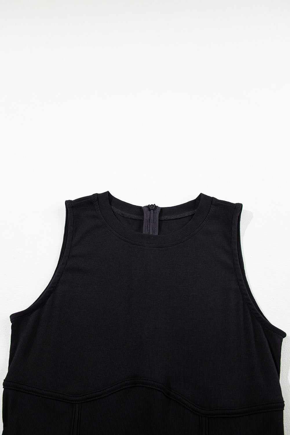Schwarzer ärmelloser jumpsuit mit weitem bein und eingeschnürter taille