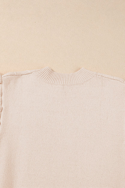 Pergamentfarbener kabelstrickpullover mit rollkragen und langen ärmeln