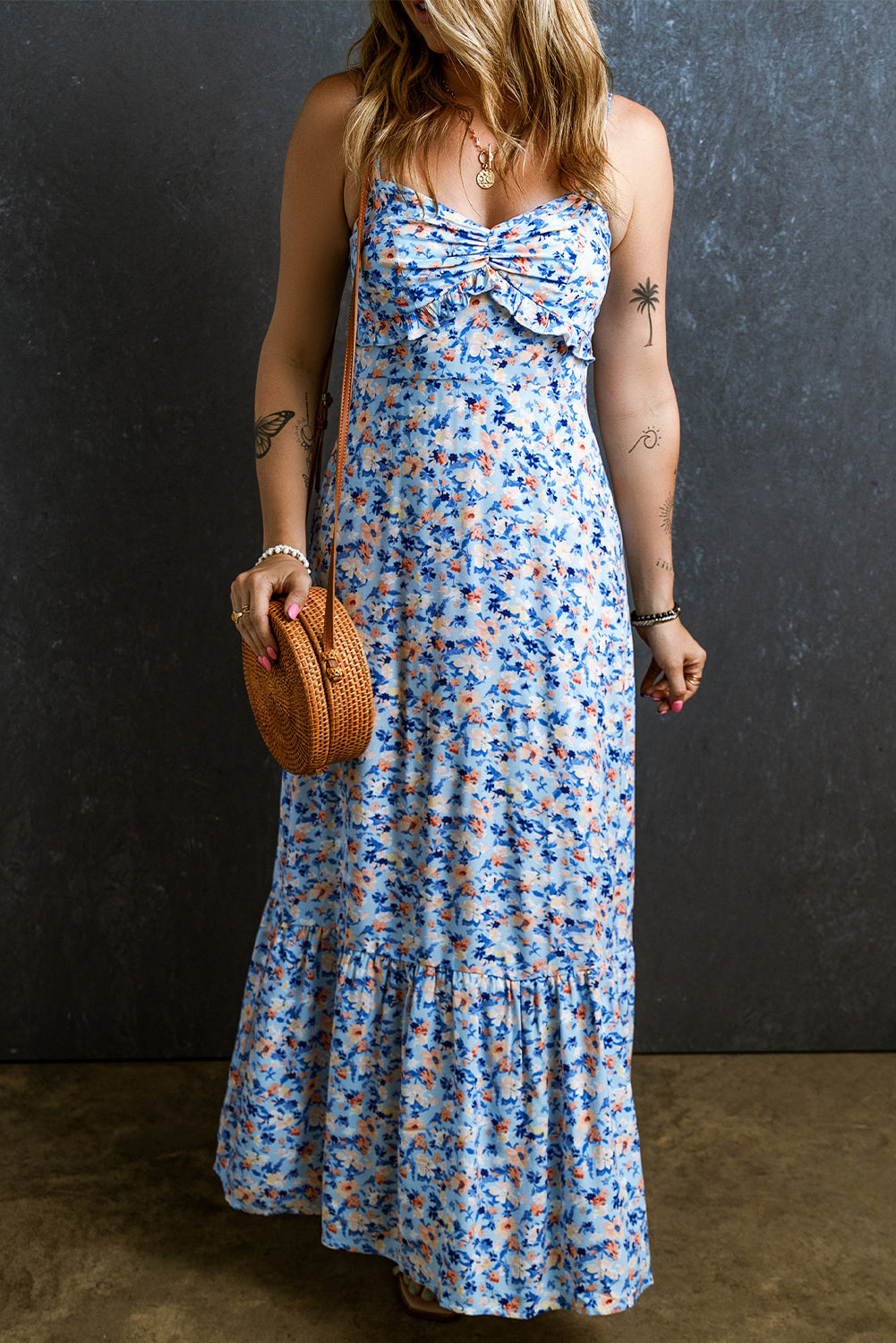 Himmelblaues gerafftes maxikleid mit blumendruck