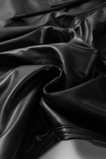 Schwarze kunstleder-jogginghose mit gesmokter taille und kordelzug