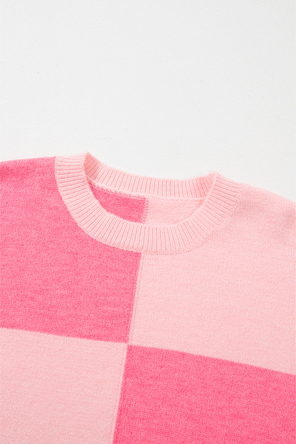 Rosa karierter, gestreifter, hochgeschlossener pullover mit farbblockmuster