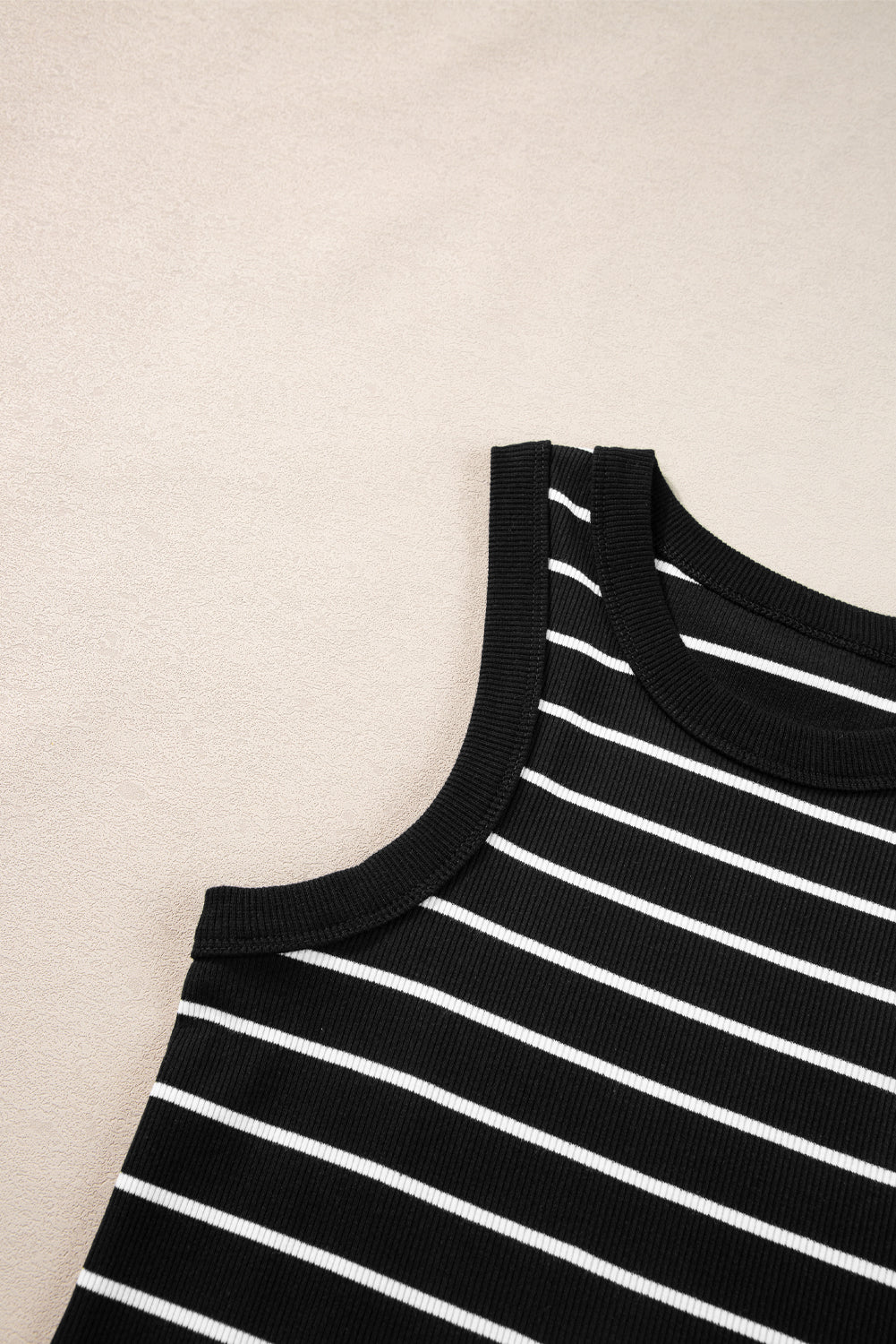 Schwarzes gestreiftes rippenstrick-tank-minikleid