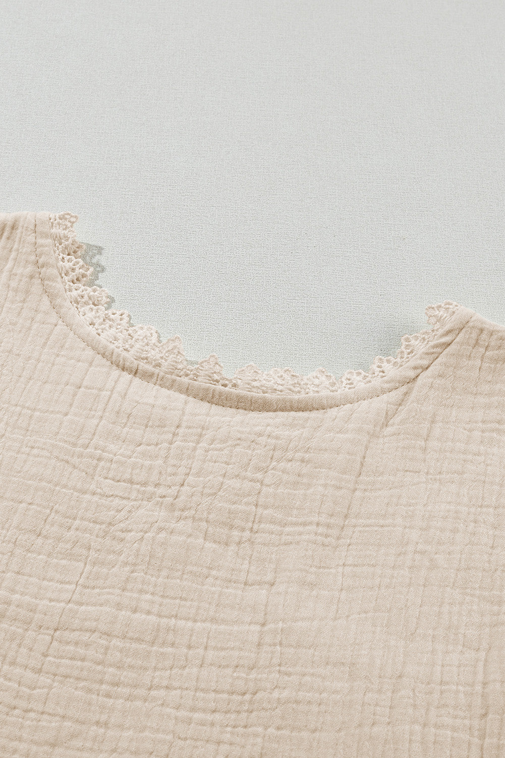 Beigefarbenes Minikleid mit Puffärmel und Crinkle-Spitzenbesatz