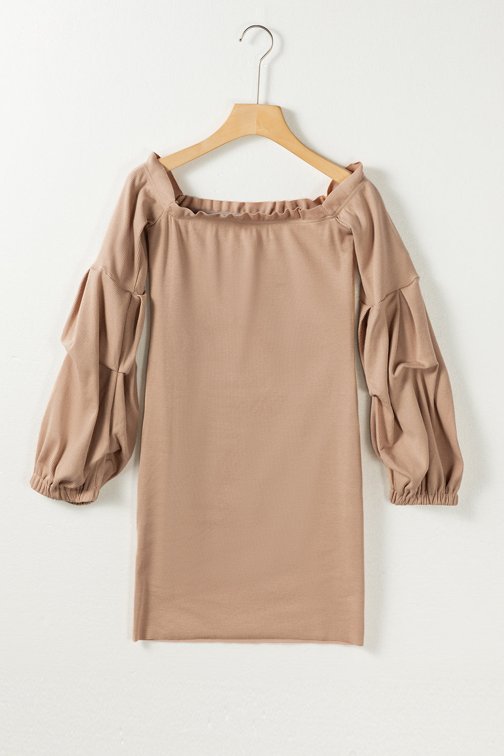 Rauchgraues schulterfreies rippenstrick-ballonärmel-pulloverkleid