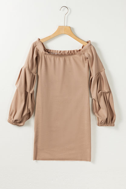 Rauchgraues schulterfreies rippenstrick-ballonärmel-pulloverkleid