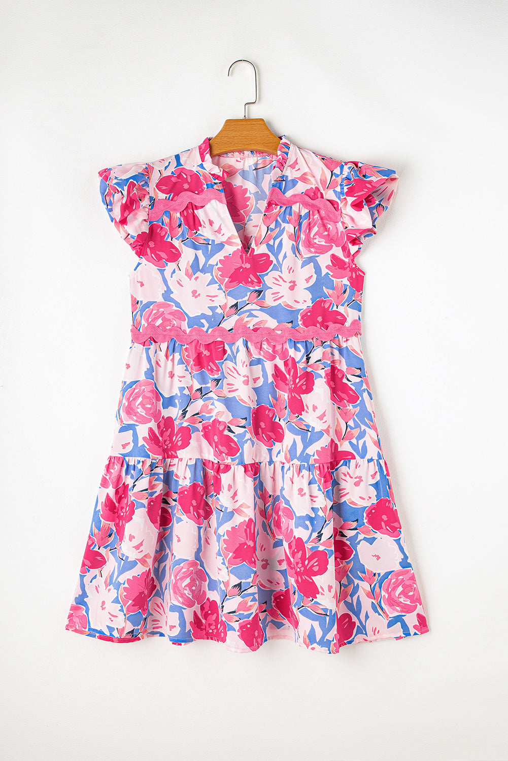 Rosa floral bedrucktes v gekerbtes ric rac kleid mit flatterärmeln