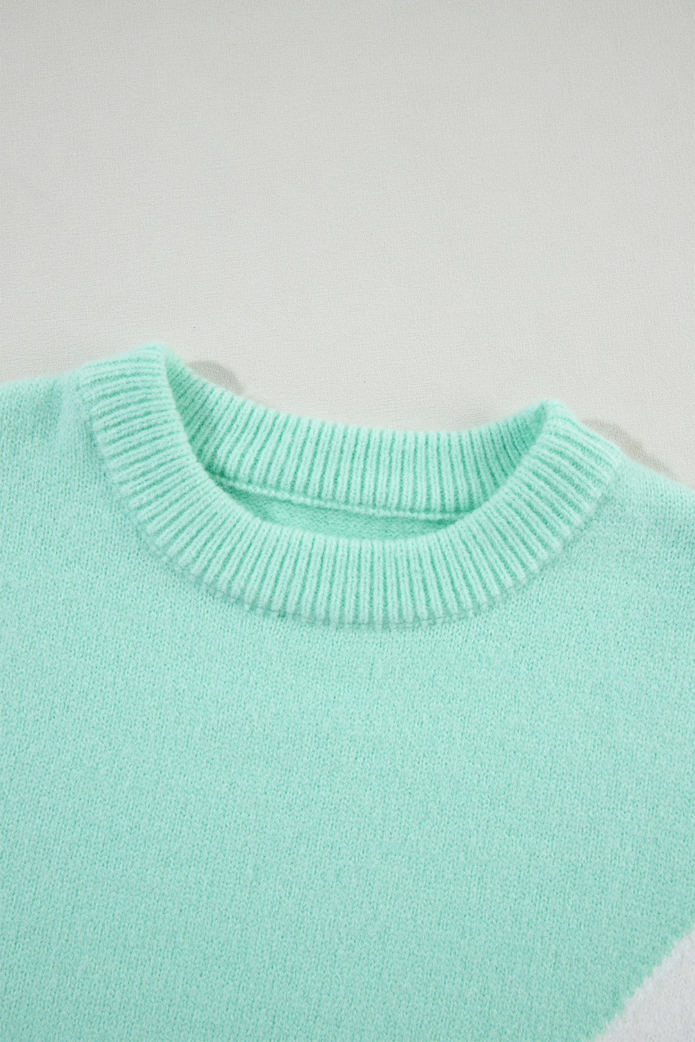 Grüner chevron colorblock strickpullover mit gerippten schultern