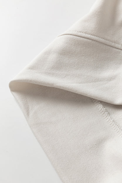 Khakifarbenes t-shirt-kleid mit kalten schultern und schlitzen