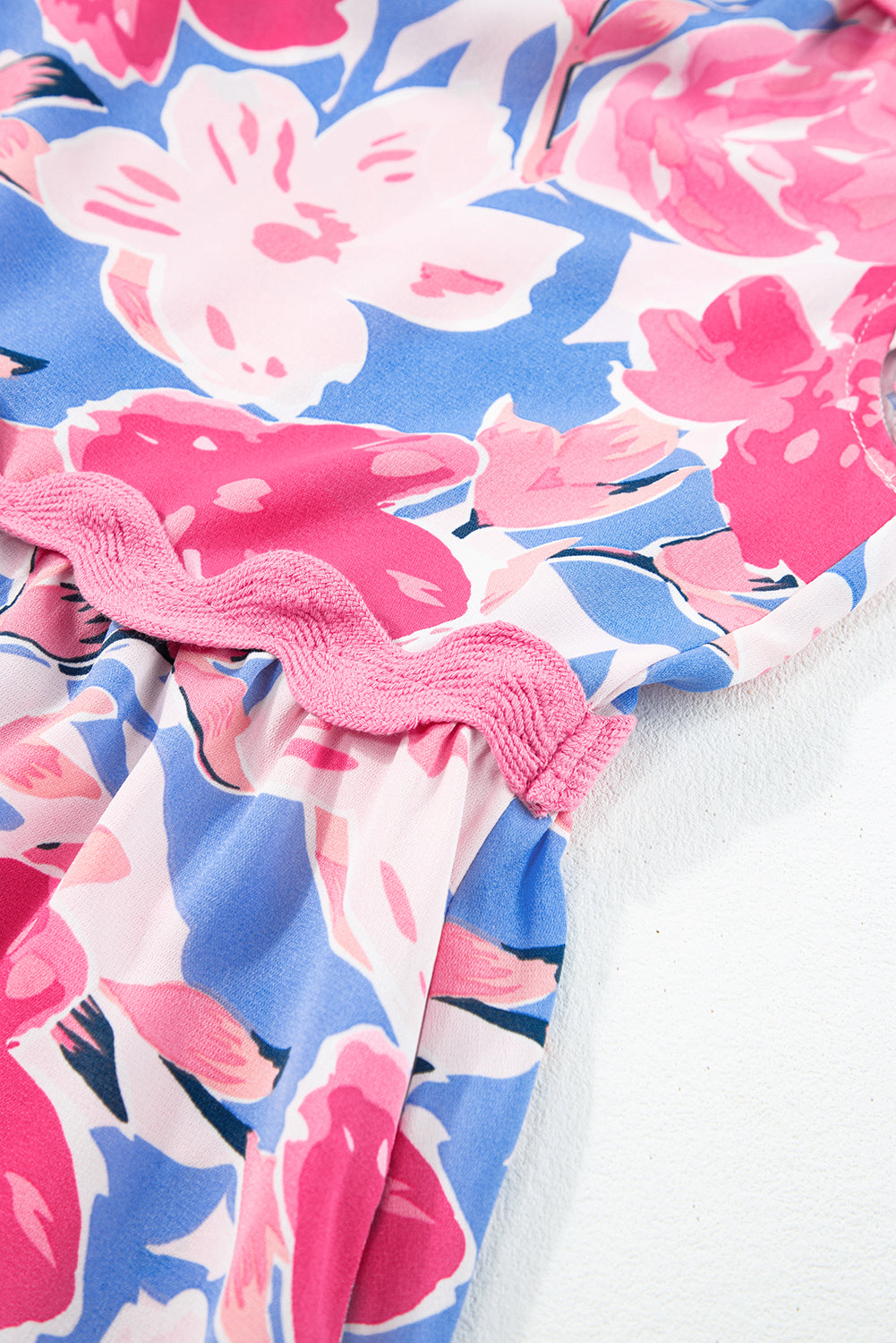 Rosa floral bedrucktes v gekerbtes ric rac kleid mit flatterärmeln