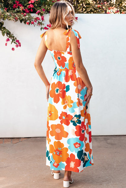 Orangefarbenes maxikleid mit selbstgebundenen trägern und gesmokter oberweite