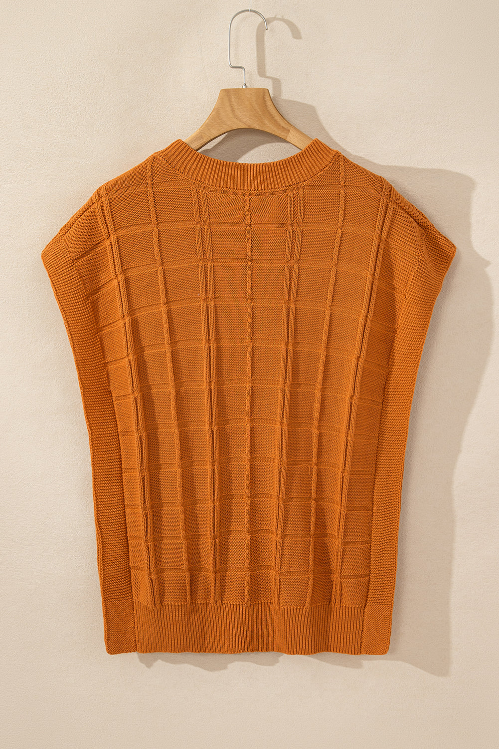 Kastanienbrauner kurzarmpullover mit gitterstruktur