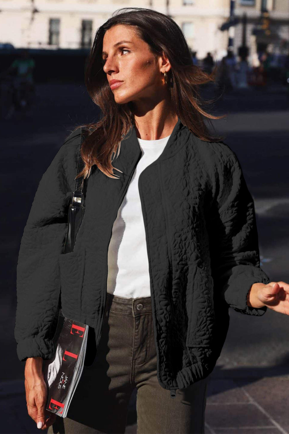 Schwarze gesteppte jacke mit blumenmuster