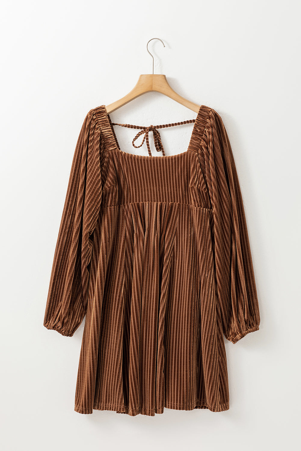 Braunes babydoll-kleid mit quadratischem halsausschnitt aus samt