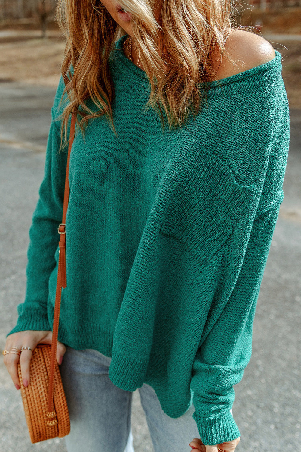 Grüner, farblich abgestimmter, schulterfreier rippenstrickpullover mit tasche