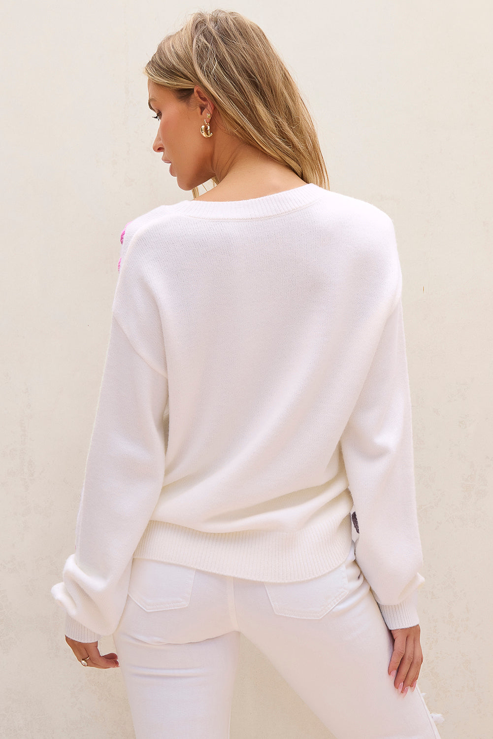 Weißer gehäkelter grobstrickpullover mit blumenmuster