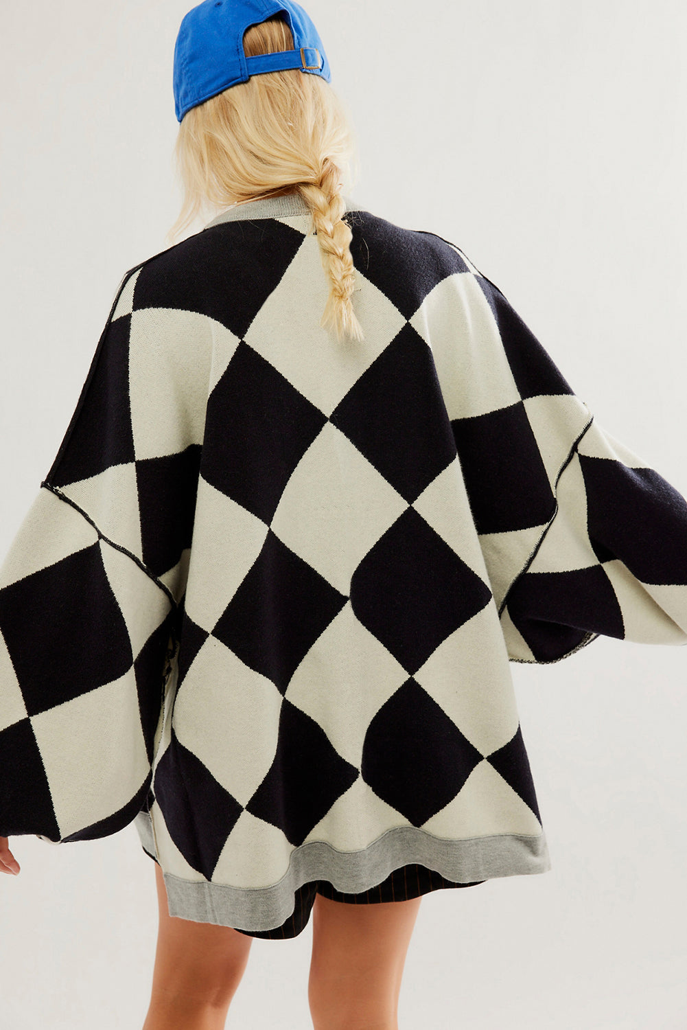 Schwarzer colorblock-cardigan mit geknöpften schultern und lockerer passform