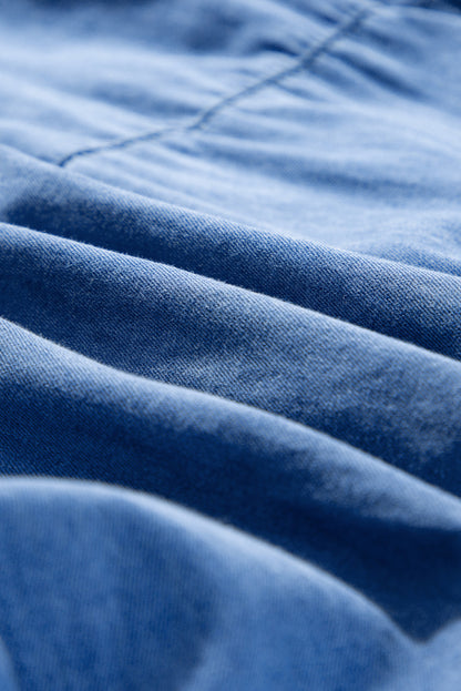 Himmelblaues Chambray-Kleid mit gerafften 3/4-Ärmeln und geschlitztem V-Ausschnitt
