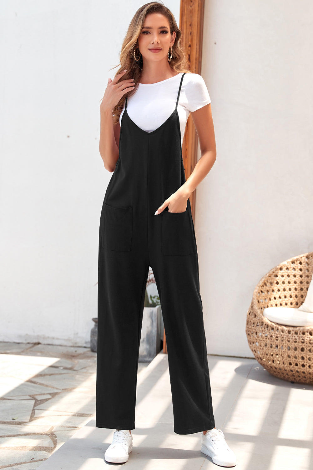 Schwarzer pocketed adjustable spaghetti strap straight leg jumpsuit