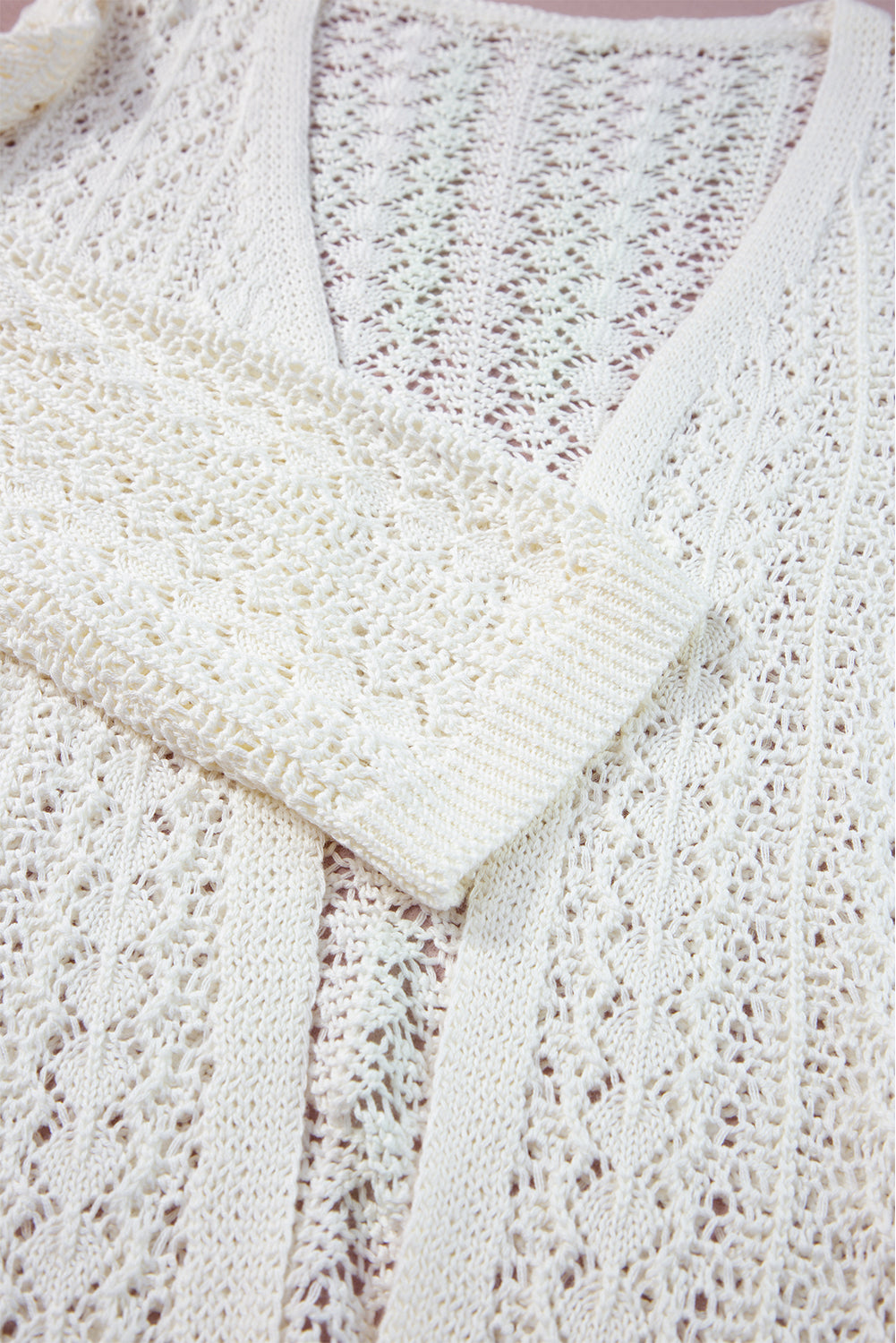 Weißer modischer strickcardigan mit hohlen schultern