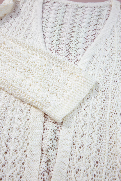 Weißer modischer strickcardigan mit hohlen schultern
