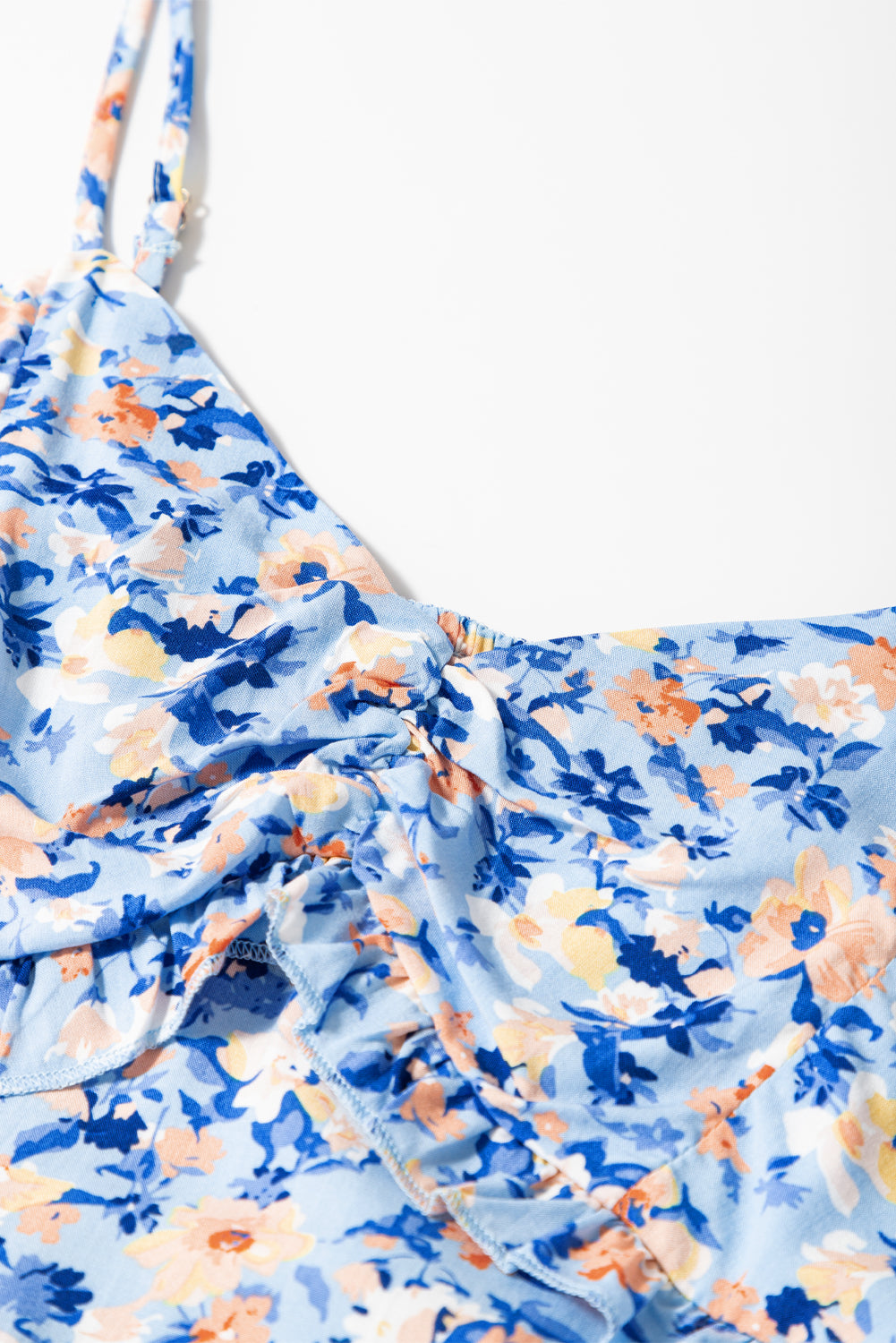 Himmelblaues gerafftes maxikleid mit blumendruck