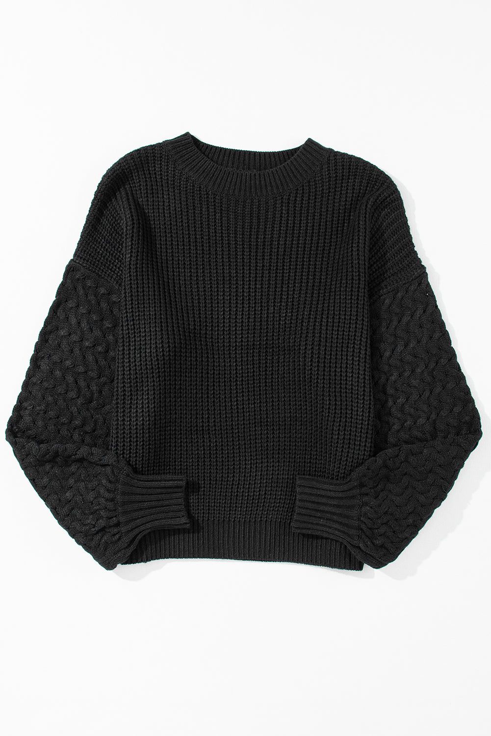 Schwarzer pullover mit zopfstrickärmeln und hängeschultern