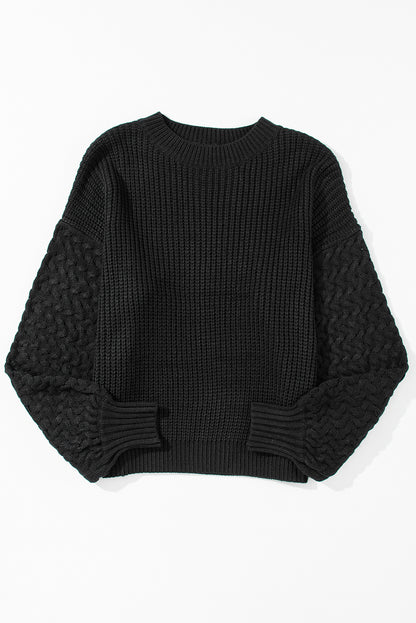 Schwarzer pullover mit zopfstrickärmeln und hängeschultern