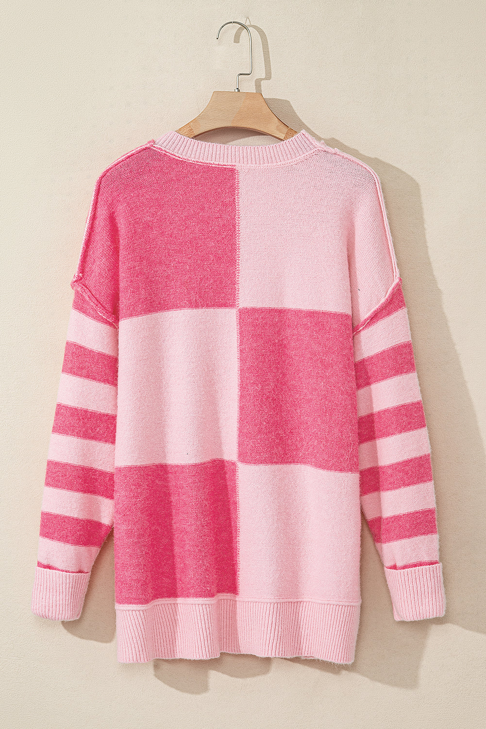Rosa karierter, gestreifter, hochgeschlossener pullover mit farbblockmuster