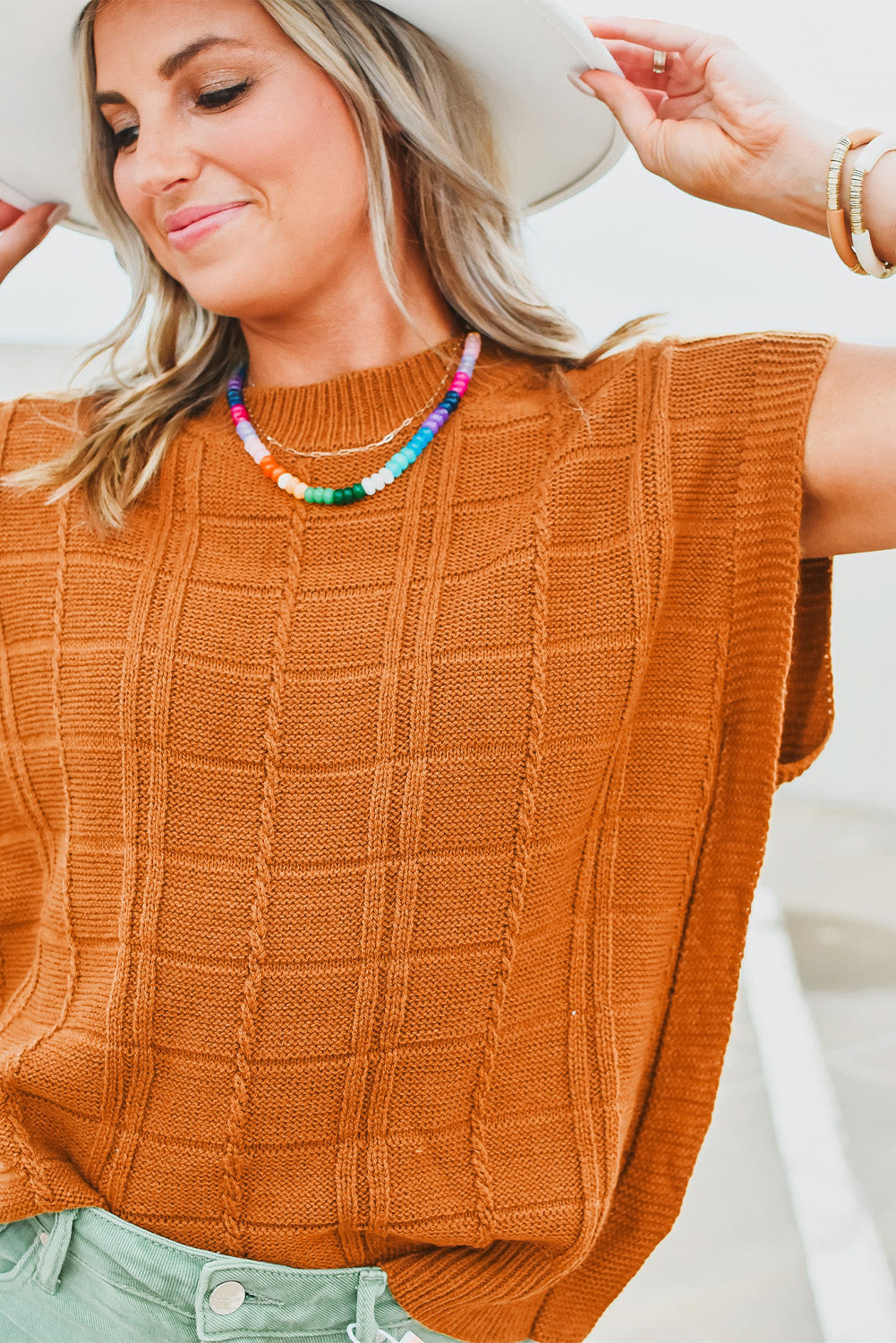 Kastanienbrauner kurzarmpullover mit gitterstruktur
