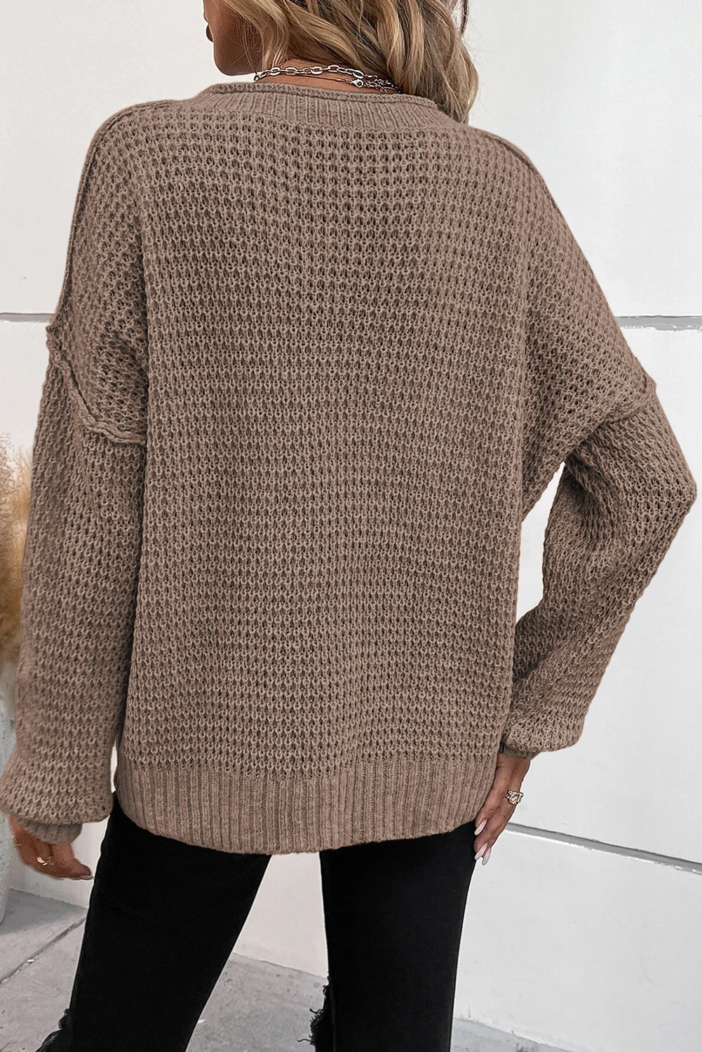 Khakifarbener pointelle-strickpullover mit v-ausschnitt und überschnittenen schultern