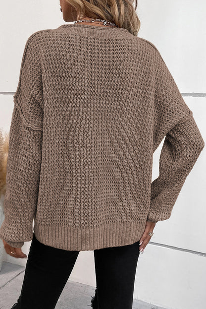 Khakifarbener pointelle-strickpullover mit v-ausschnitt und überschnittenen schultern