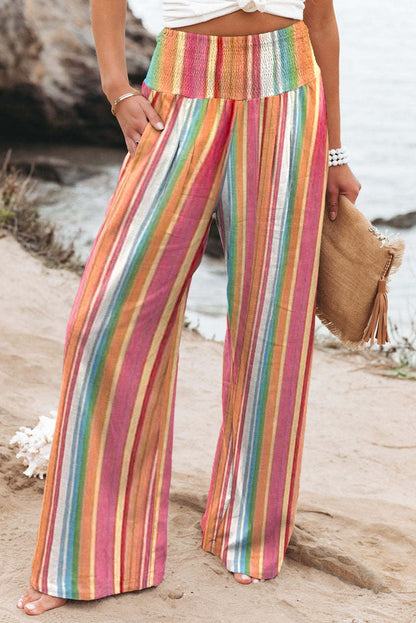 Mehrfarbig gestreifte gesmokte hose mit hoher taille und weitem bein