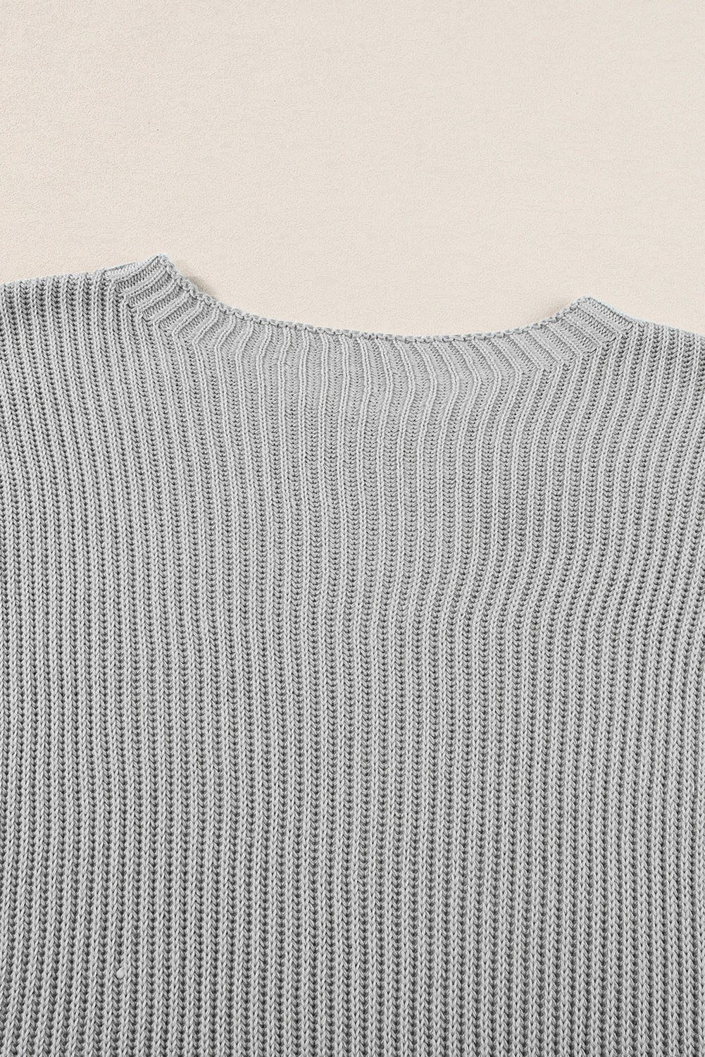 Grauer pullover mit kurzen ärmeln und seitenschlitz in übergröße