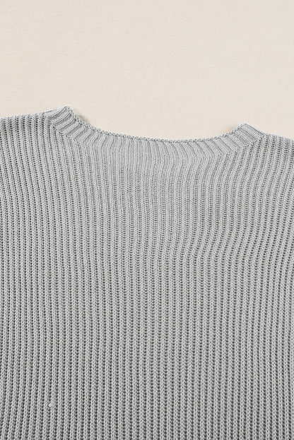 Grauer pullover mit kurzen ärmeln und seitenschlitz in übergröße