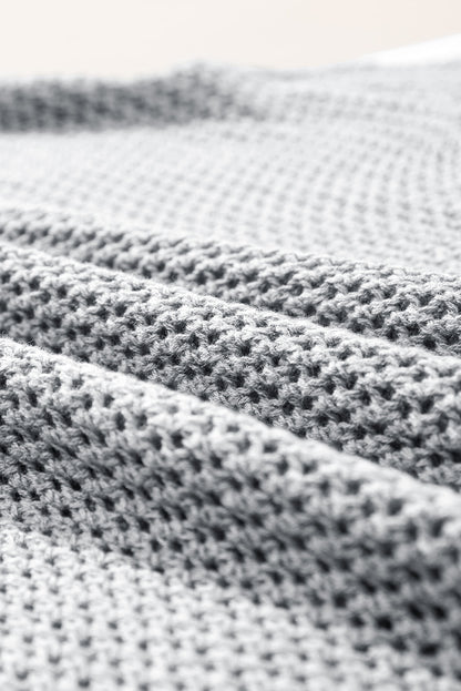 Hellgrauer pullover mit großer blume, hohl gestrickt und schulterfrei