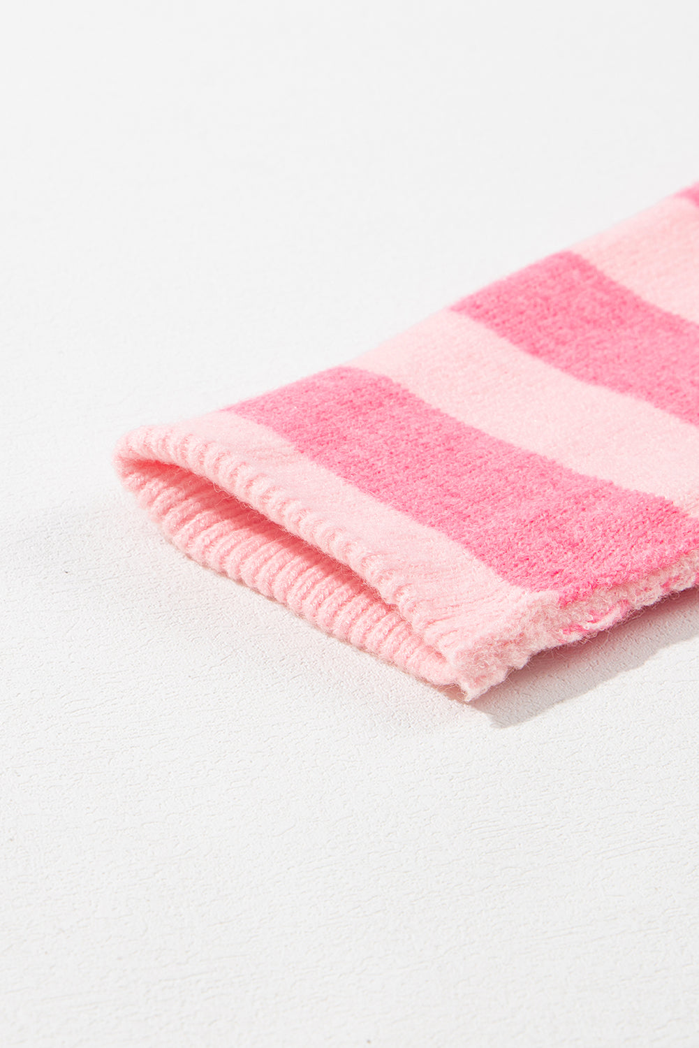 Rosa karierter, gestreifter, hochgeschlossener pullover mit farbblockmuster