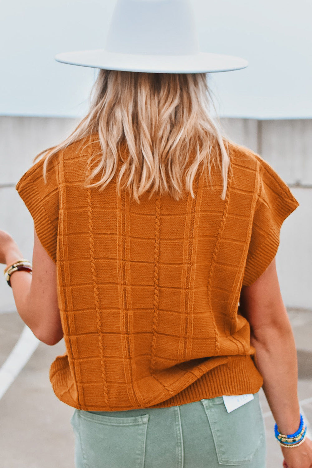 Kastanienbrauner kurzarmpullover mit gitterstruktur