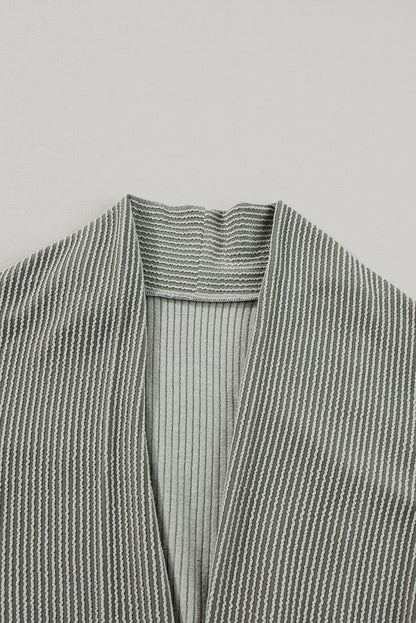 Moosgrüner strickcardigan mit offener vorderseite