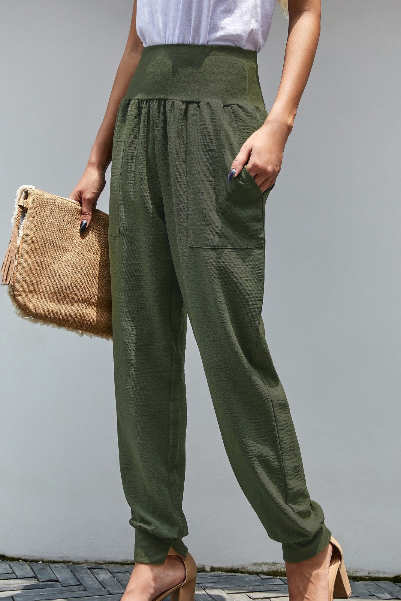 Grüne freizeit-jogger mit taschen