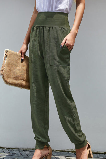 Grüne freizeit-jogger mit taschen
