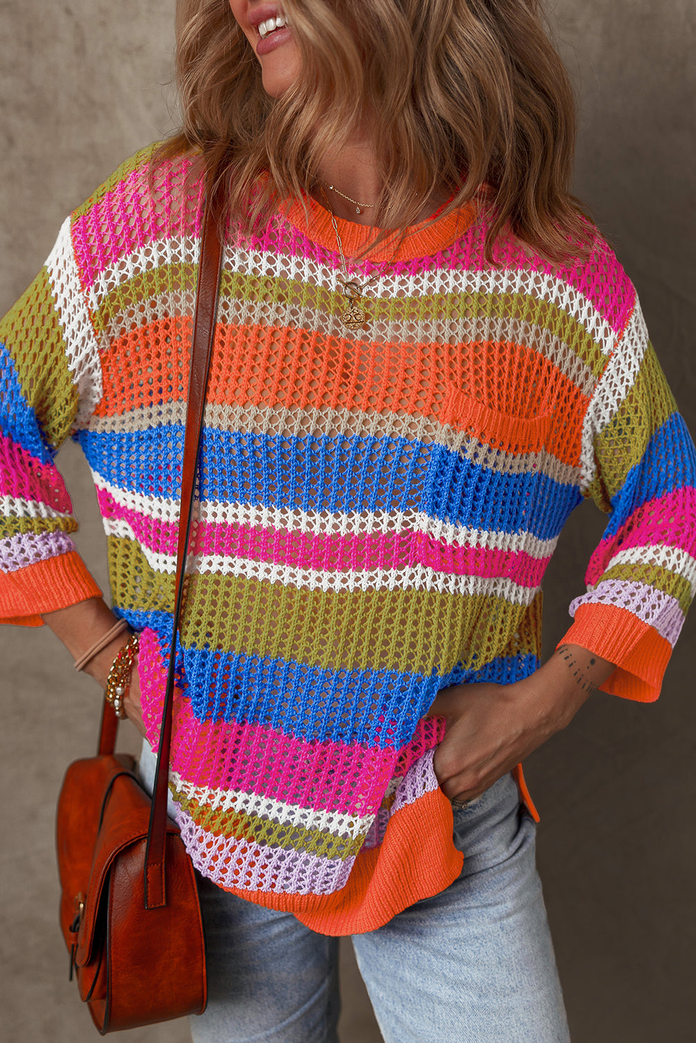Orange gestreifter colorblock pullover mit 3/4-ärmeln aus gehäkeltem material