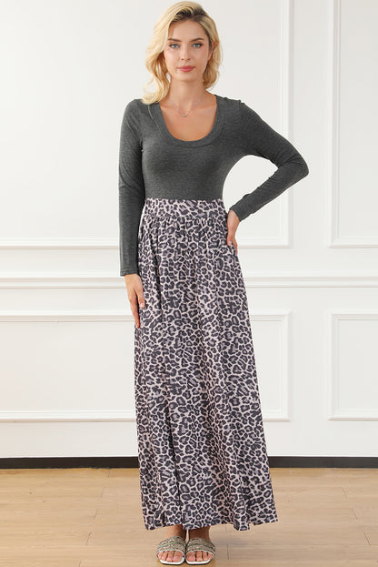 Schwarzes langärmeliges maxikleid mit leopardenmuster