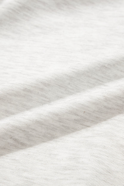 Weißes shiftkleid mit rundhalsausschnitt und flatterärmeln
