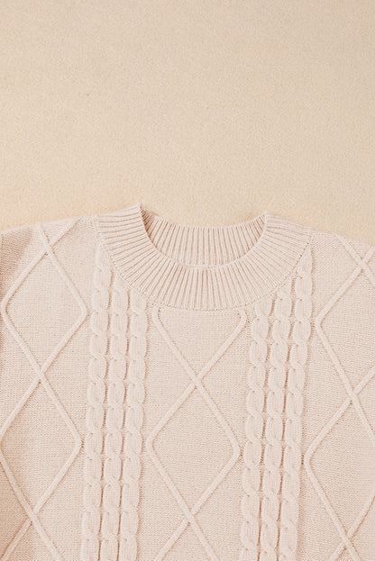 Pergamentfarbener kabelstrickpullover mit rollkragen und langen ärmeln