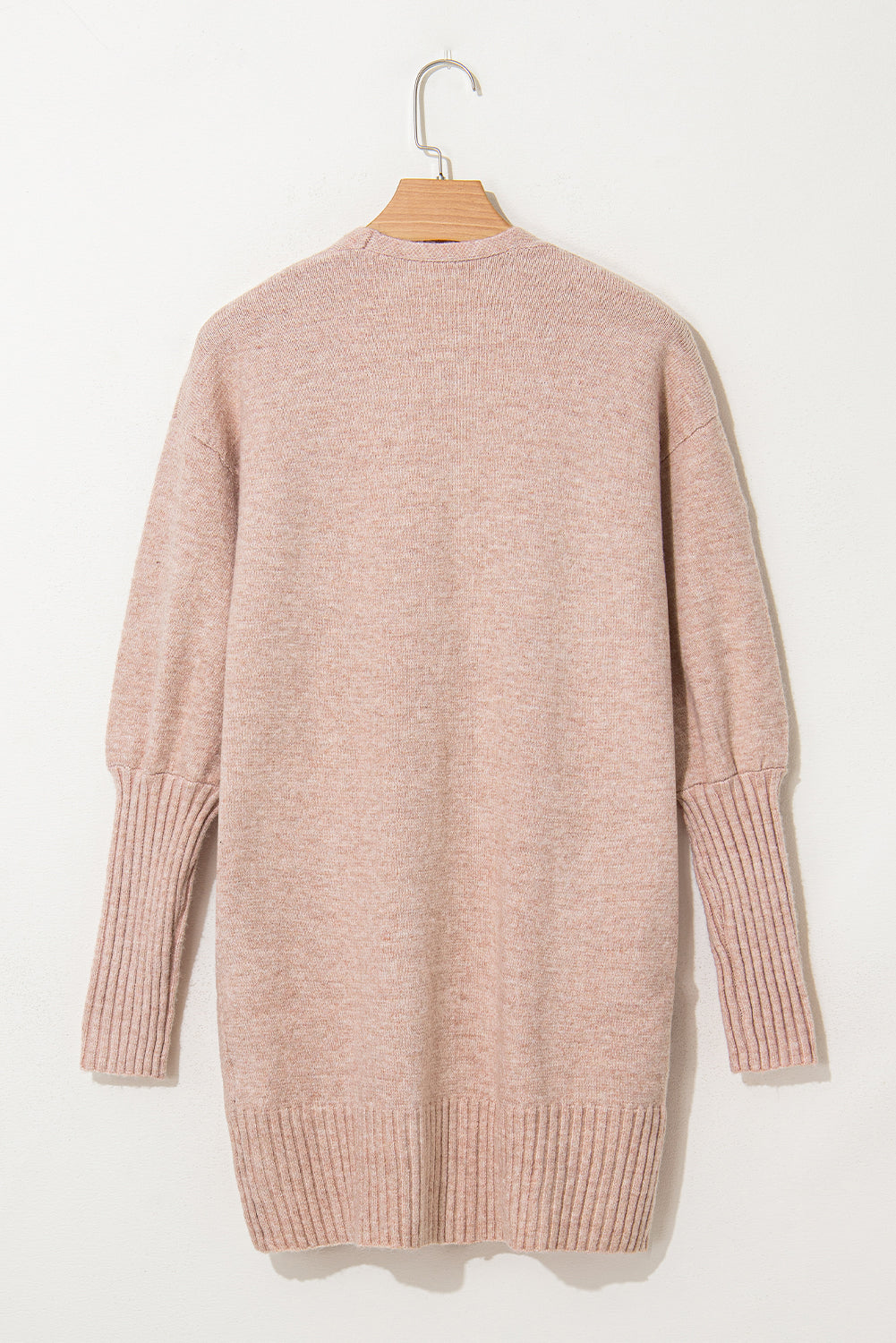 Rauchgraue strickjacke mit geripptem saum und offenen puffärmeln