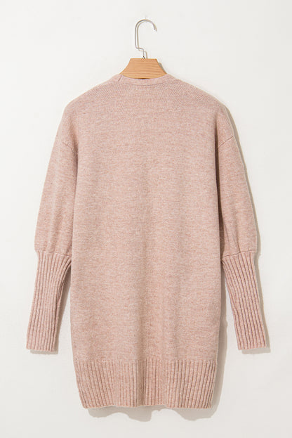 Rauchgraue strickjacke mit geripptem saum und offenen puffärmeln