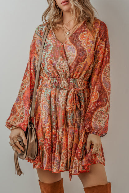 Orangefarbenes boho paisley print langärmeliges minikleid mit gürtel und plissee