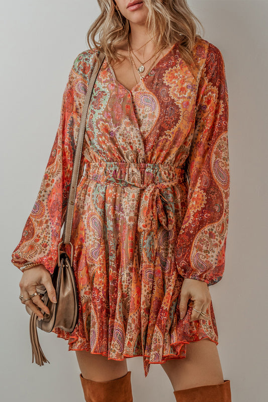 Orangefarbenes boho paisley print langärmeliges minikleid mit gürtel und plissee