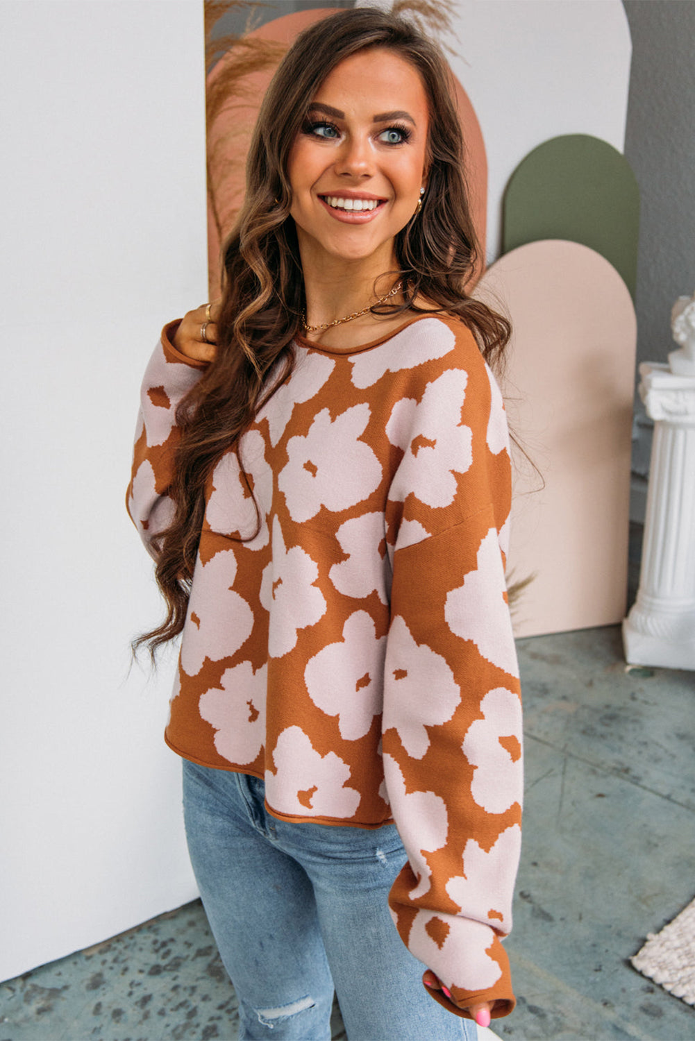 Braunes blumenmuster rundhalsausschnitt langarm pullover