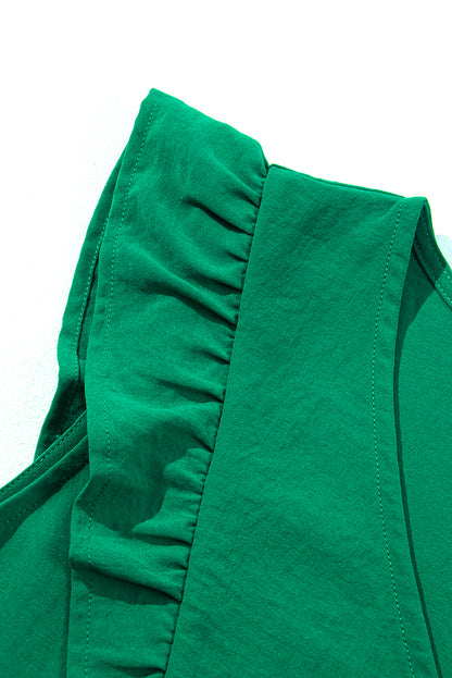 Leuchtend grünes, einfarbiges minikleid mit v-ausschnitt und rüschenbesatz
